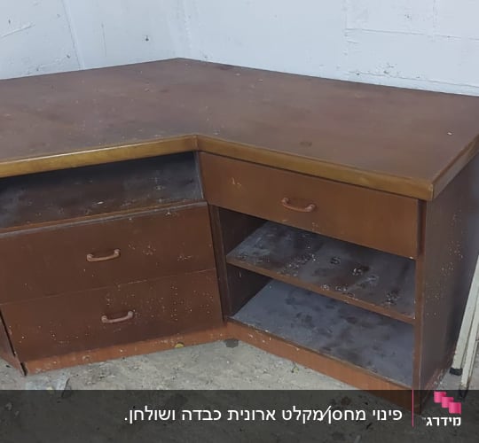 שולחן עץ ישן עם מגירות ומדפים ריקים